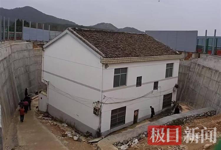 皇冠信用网哪里申请_“没料到政府宁可多花钱让公路改道”皇冠信用网哪里申请，江西“最强钉子户”独守孤房