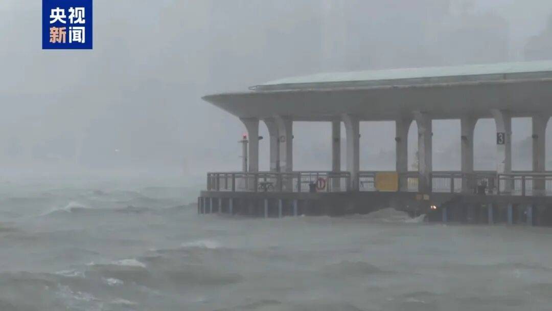 皇冠信用网押金多少_香港一酒店大门被海水冲破皇冠信用网押金多少，海水倒灌有人被冲倒，涉事酒店：未造成伤亡，仍在营业