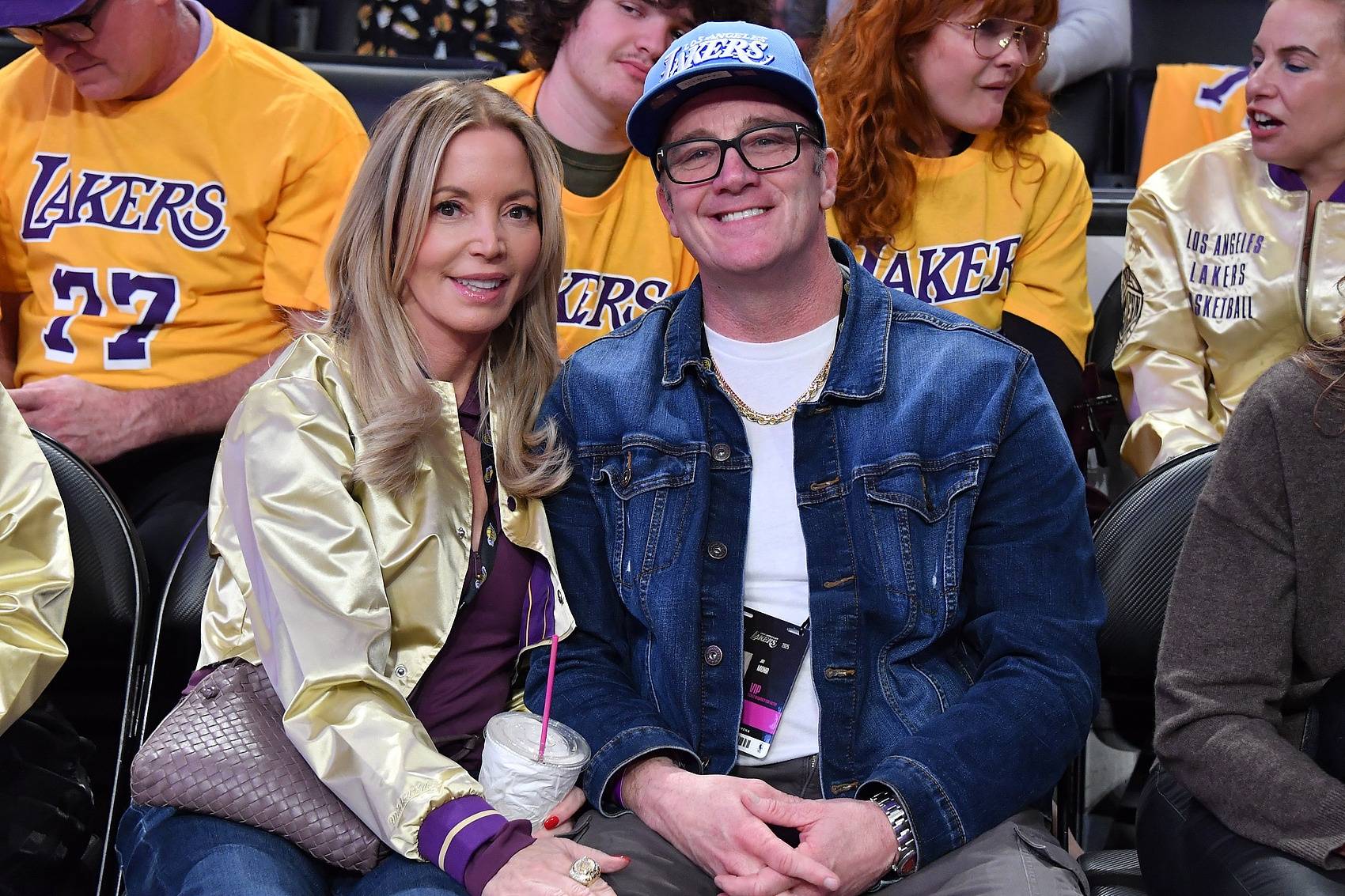 皇冠代理管理端
_湖人解雇乔伊-巴斯和杰西-巴斯 正重组篮球运营部门