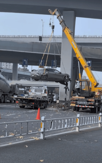 皇冠信用在线注册
_小米SU7行驶中被突然变道的面包车“挤”进绿化带皇冠信用在线注册
,撞上桥墩,车头损毁严重