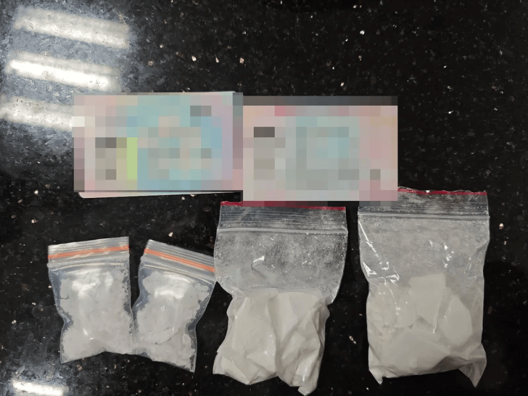 浦和红钻vs新泻天鹅_这你真兜不住浦和红钻vs新泻天鹅！男子裤裆藏毒70余克被查