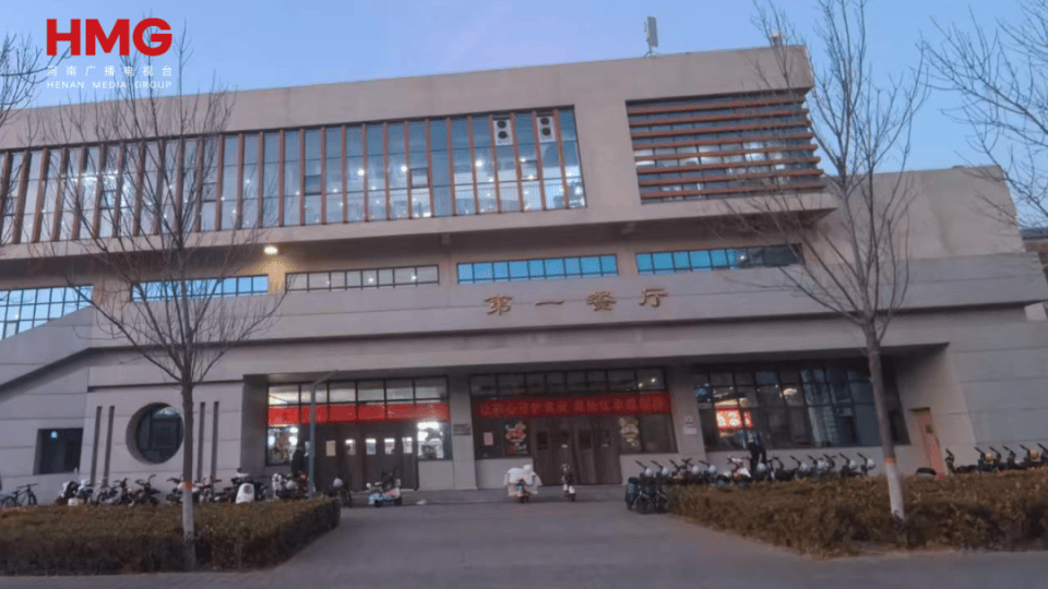 皇冠信用网庄家_生花生米黄曲霉毒素超标11倍皇冠信用网庄家，河南一高校食堂被市监局通报，学生无奈点外卖，离职员工：后勤公司代管食堂，人手不足；校方回应