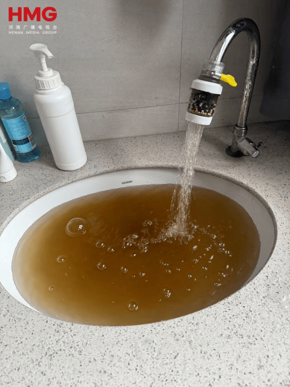 皇冠信用网庄家_生花生米黄曲霉毒素超标11倍皇冠信用网庄家，河南一高校食堂被市监局通报，学生无奈点外卖，离职员工：后勤公司代管食堂，人手不足；校方回应