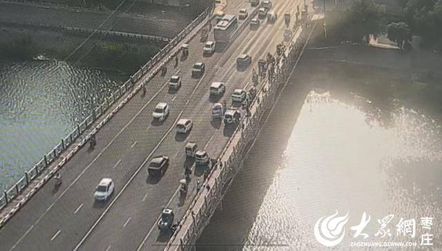 皇冠足球平台代理
_山东枣庄：消防员执行公务途中营救一名跳河女子