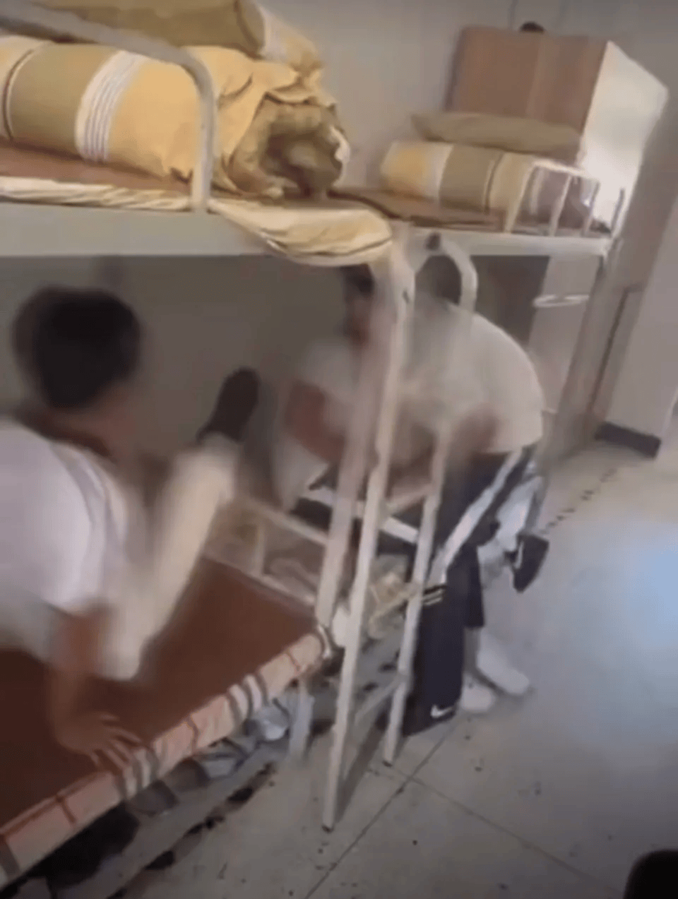 伊拉瓦拉老鹰 vs 墨尔本联队_“男生在宿舍被多人殴打”伊拉瓦拉老鹰 vs 墨尔本联队，涉事学校通报