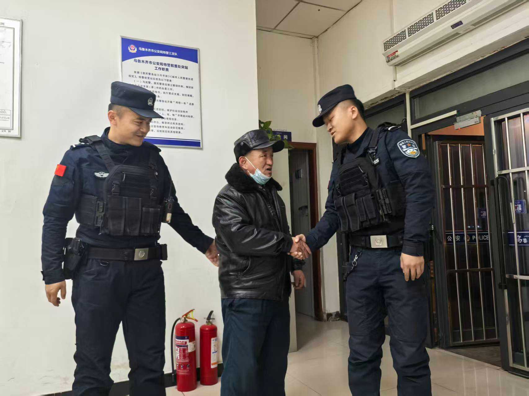 正版皇冠信用网
_警心暖民心 两日寻回三部“失联”手机