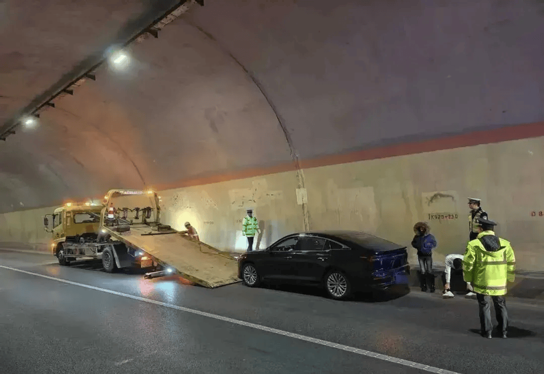 克拉斯诺达尔 vs 阿克伦_高速上刹车失灵！小轿车时速115狂奔490公里克拉斯诺达尔 vs 阿克伦，司机4个半小时高度紧张，下车后浑身发抖无法说话