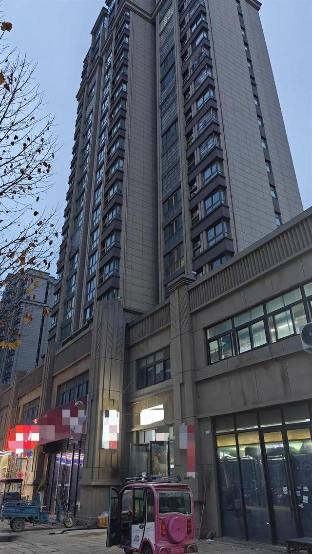 巴西乙组联赛_妻儿三人被杀案受害者金手镯被剪断巴西乙组联赛，失窃48克金首饰在货车上被找到，丈夫称案发数月前曾借5000元给嫌犯