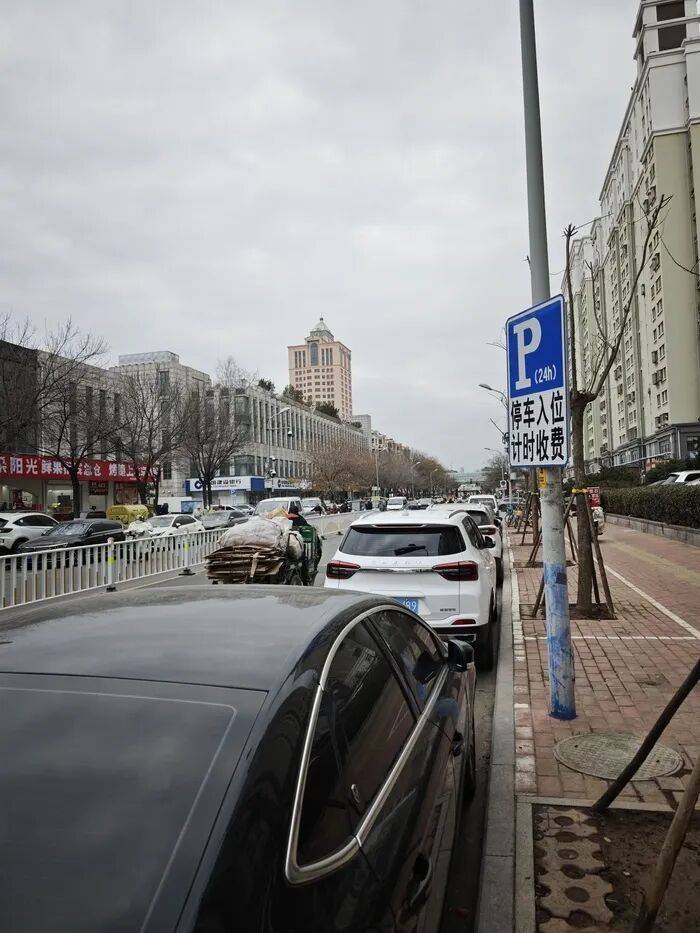 门兴格拉德巴赫vs云达不萊梅_济南一道路两侧非机动车道被规划百余处停车位门兴格拉德巴赫vs云达不萊梅，市民骑车无奈与机动车“抢道”，相关部门回应