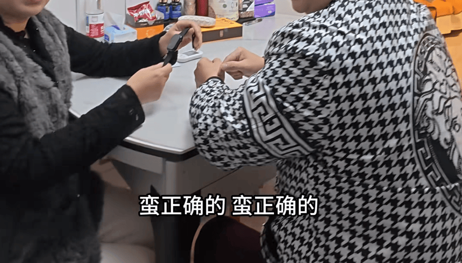 阿森纳vs利兹联
_父母花84元网购“神奇手表”阿森纳vs利兹联
,儿子发现能测万物:猫咪血糖5.9,吸尘器血糖7.4,父母:下次不买了