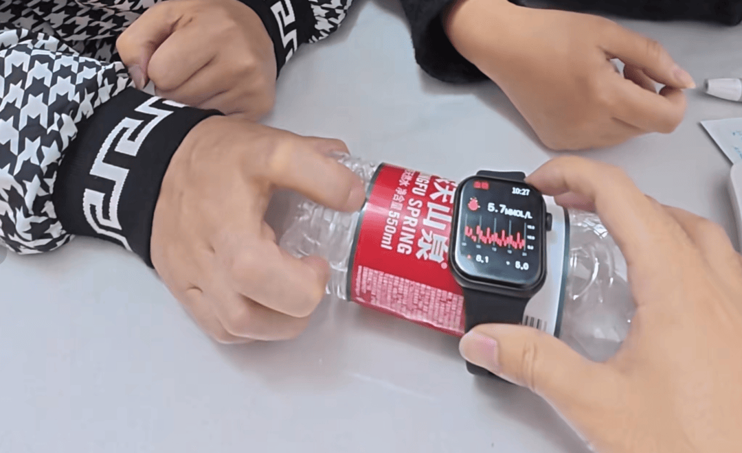 阿森纳vs利兹联
_父母花84元网购“神奇手表”阿森纳vs利兹联
,儿子发现能测万物:猫咪血糖5.9,吸尘器血糖7.4,父母:下次不买了