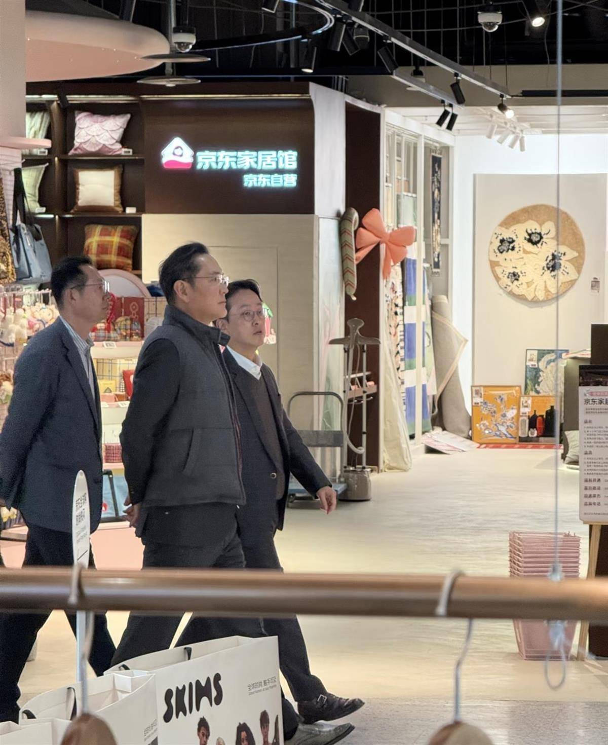 五大联赛
_李在镕逛北京朝阳京东MALL买走100个labubu五大联赛
,还看了海信163寸大电视,店员称“三星副会长也来了”