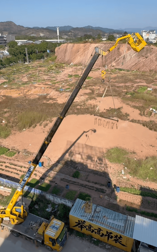 切尔西足球
_为防止小狗偷吃切尔西足球
,广东男子出动自家吊车半空晒腊肉:风大还干得快