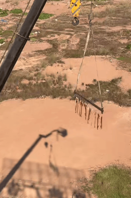 切尔西足球
_为防止小狗偷吃切尔西足球
,广东男子出动自家吊车半空晒腊肉:风大还干得快