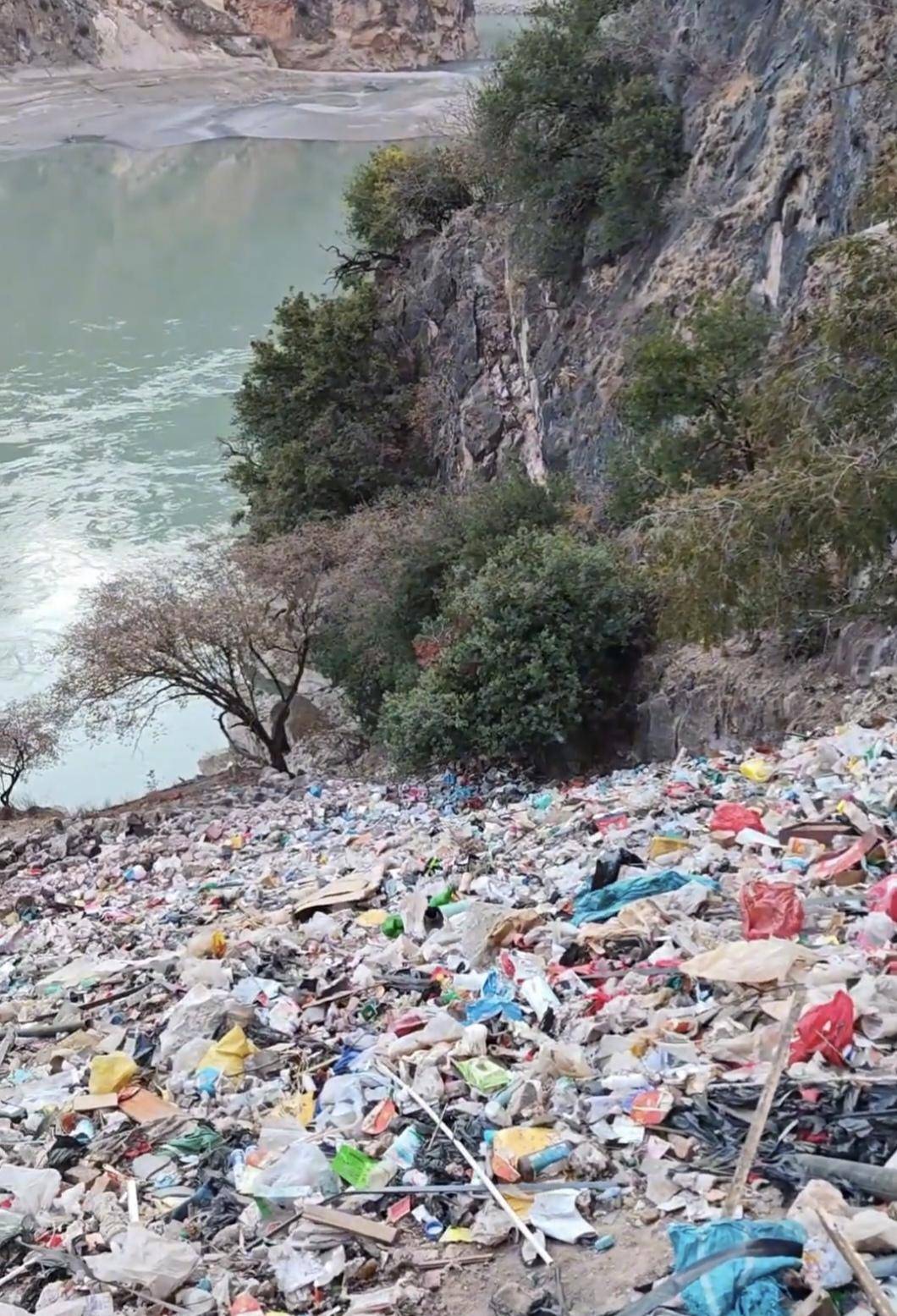 英格兰北部东部甲组联赛_网友曝木里金沙江边被倾倒大量垃圾 官方回应：已全部清理完毕英格兰北部东部甲组联赛，主要为生活垃圾