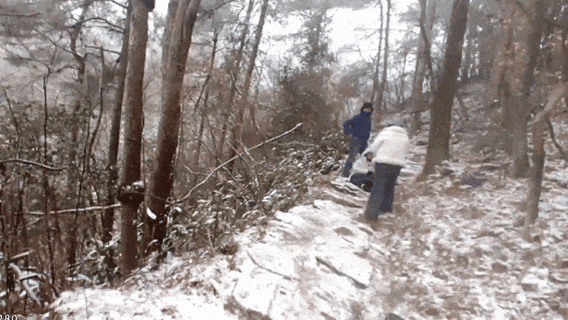 亚洲杯u20直播_“脚断了亚洲杯u20直播，这辈子完了！”游客在1200米山上赏雪受伤，浙江民警带4人将其抬下：我是民警，我得在第一个