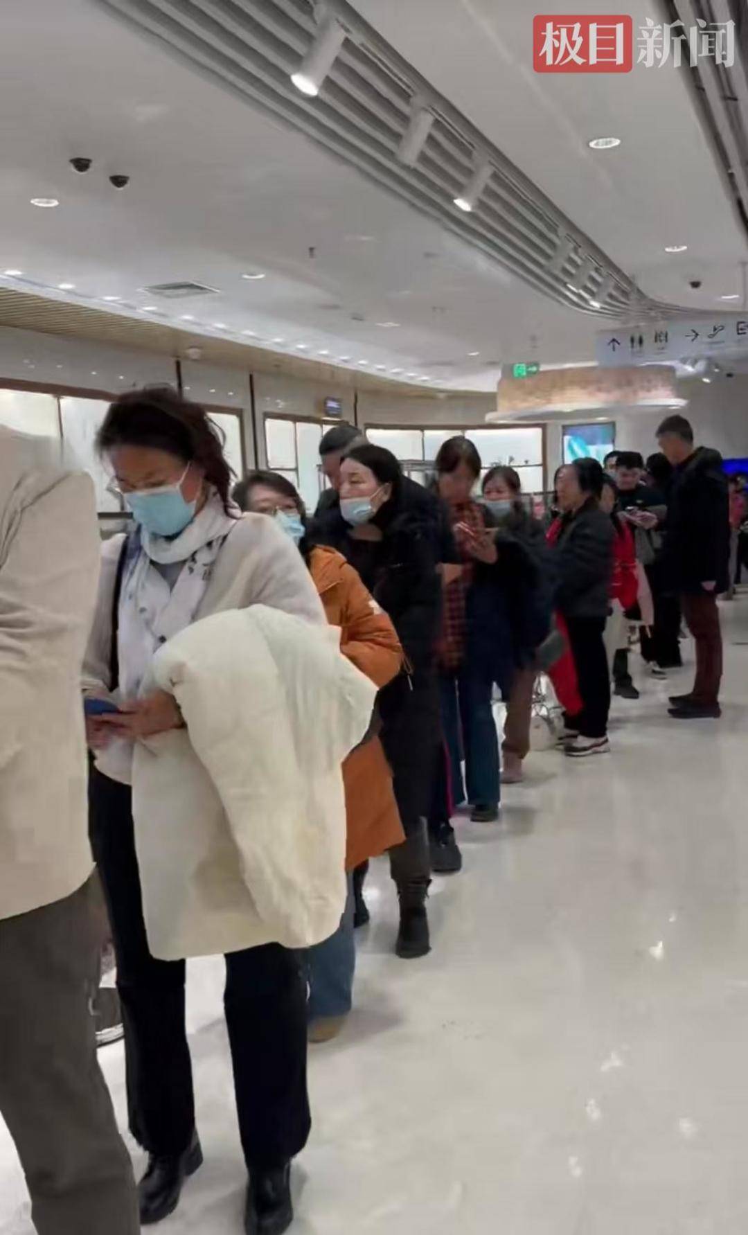 皇冠信用网会员申请_实探金价暴跌后的北京菜百：顾客排长队出售黄金皇冠信用网会员申请，店方回购业务已达上限