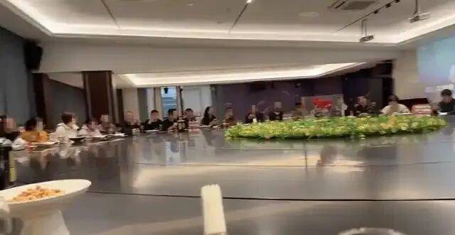 世界杯皇冠信用开户_浙江宁波一餐厅大圆桌可坐55人世界杯皇冠信用开户，网友调侃“有些菜，一旦错过就不再”；餐厅回应：年底人多，需提前3天预定