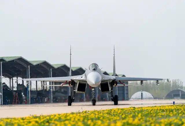 皇冠信用网去哪里弄_三代同堂皇冠信用网去哪里弄!央视首次出现歼-11、歼-11BS、歼-11BG同框画面