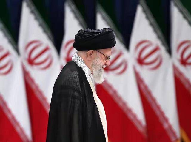 皇冠信用网开户
_一面黑色哀悼旗升起皇冠信用网开户
,伊朗首个盟友参战,向以色列发射导弹,特朗普被坑惨了