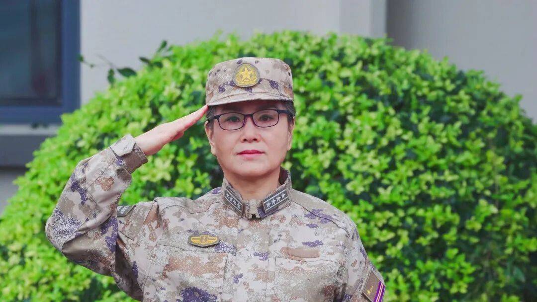 皇冠足球管理平台出租_58岁皇冠足球管理平台出租,她穿上迷彩,被授予预备役大校军衔
