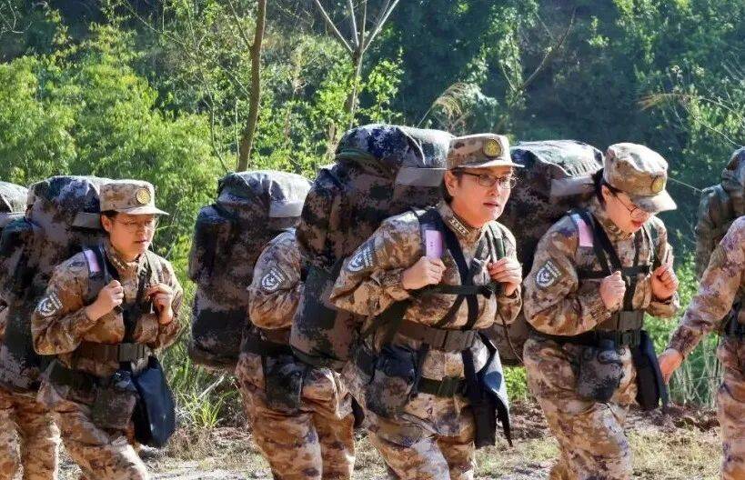 皇冠足球管理平台出租_58岁皇冠足球管理平台出租,她穿上迷彩,被授予预备役大校军衔