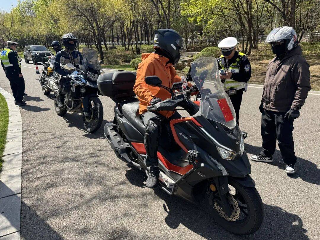 皇冠信用网在哪里开通_2个多小时皇冠信用网在哪里开通,北京交警拦停六七十辆摩托车