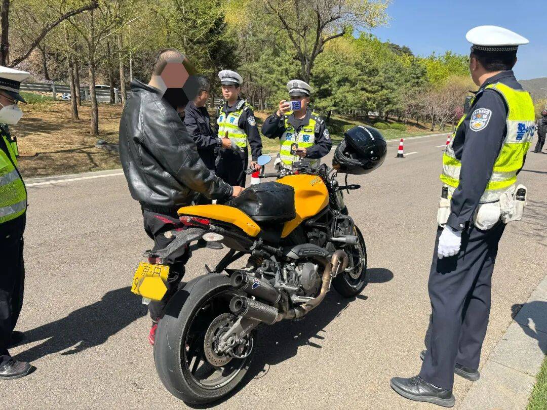 皇冠信用网在哪里开通_2个多小时皇冠信用网在哪里开通,北京交警拦停六七十辆摩托车