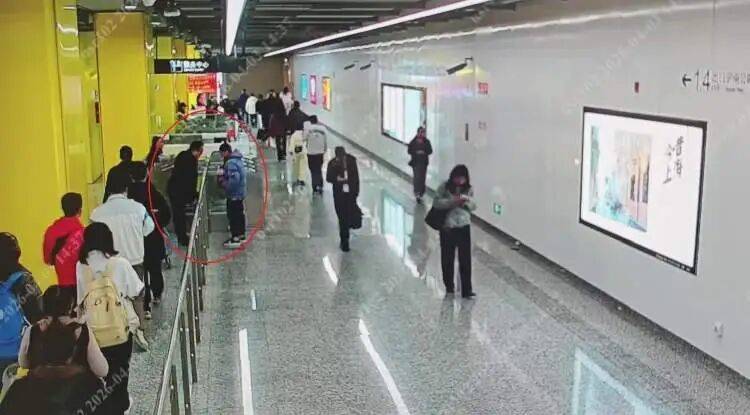 皇冠hga035手机登入_快递员将7999元的手机放门口皇冠hga035手机登入，买家没收到！20多天后，手机自己“报警”了