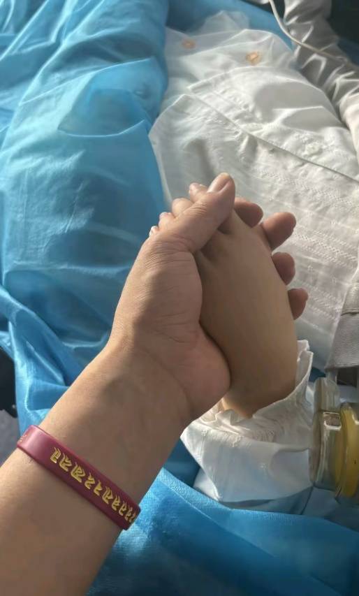 世界杯皇冠平台_重庆抗癌女孩小欣悦遗憾离世世界杯皇冠平台，上个月刚过6岁生日，爸爸曾在地下通道直播跳舞救女