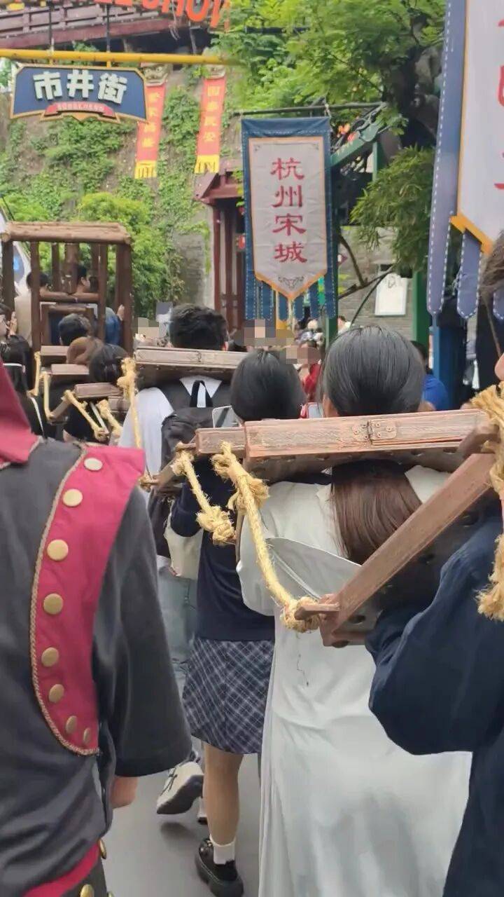 如何代理皇冠信用_“坐囚车戴罪枷游街”引关注如何代理皇冠信用，杭州宋城客服：系互动节目，游客自愿参与