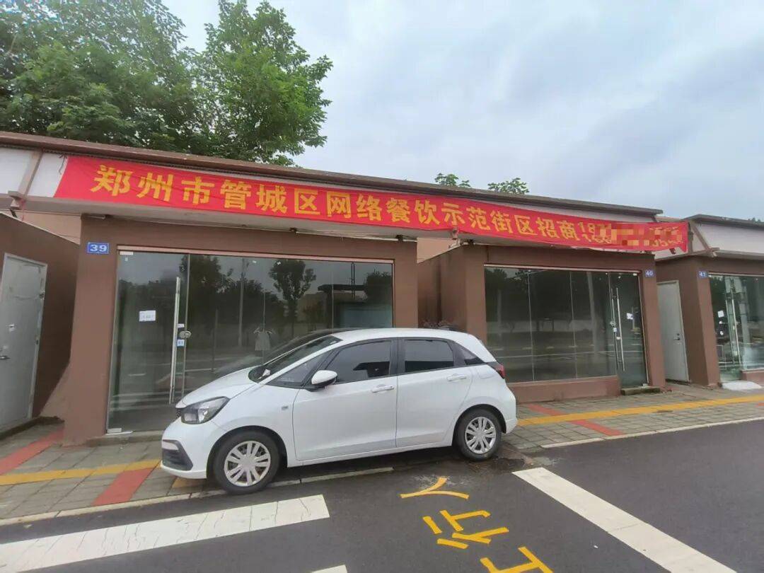 皇冠信用_年租金2万元！郑州人行道冒出一排铺面挤占盲道皇冠信用，郑州城管：是违建，取证完成会立案处理