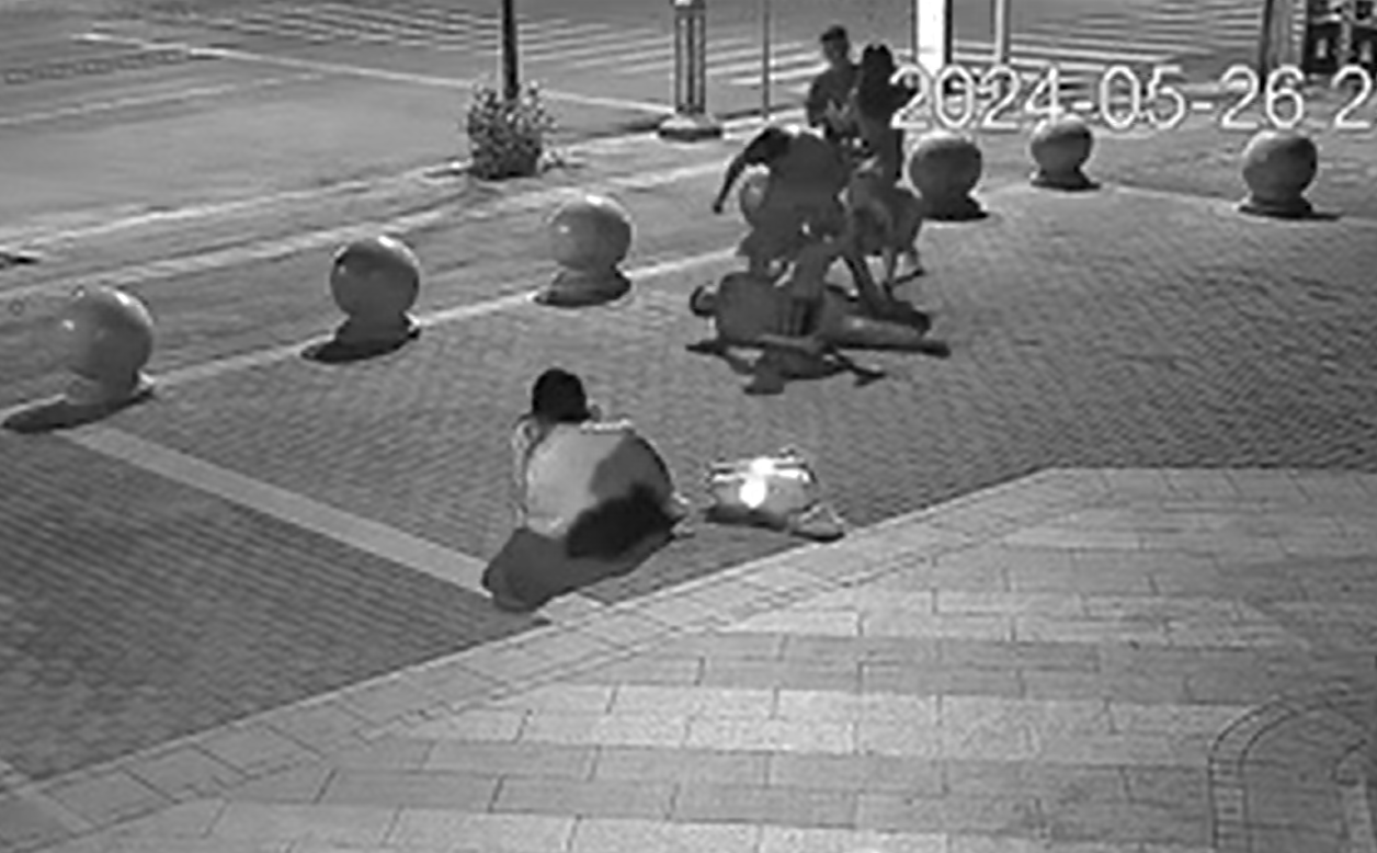 皇冠体育_男子当街脚踹女儿皇冠体育，小伙制止时绊摔男子致其轻伤：小伙一审被定罪免罚，二审发回重审下周开庭