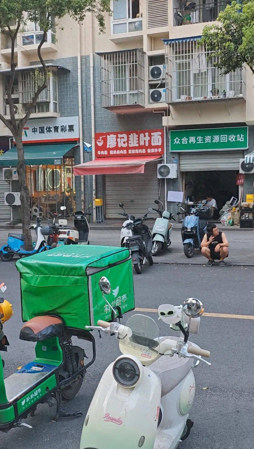 皇冠管理端
_常以“孩子去比赛”“昨夜逛街睡太晚”等理由不开店皇冠管理端
,成都一面馆因“佛系开店”走红,邻居:一周7天约开4天,他比较顾家