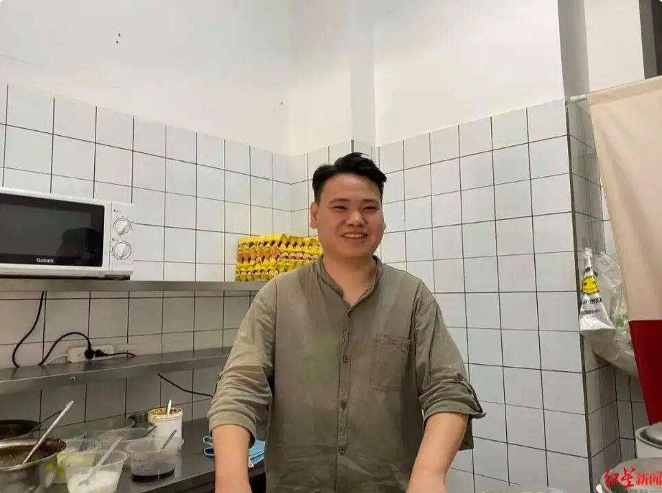皇冠管理端
_常以“孩子去比赛”“昨夜逛街睡太晚”等理由不开店皇冠管理端
,成都一面馆因“佛系开店”走红,邻居:一周7天约开4天,他比较顾家