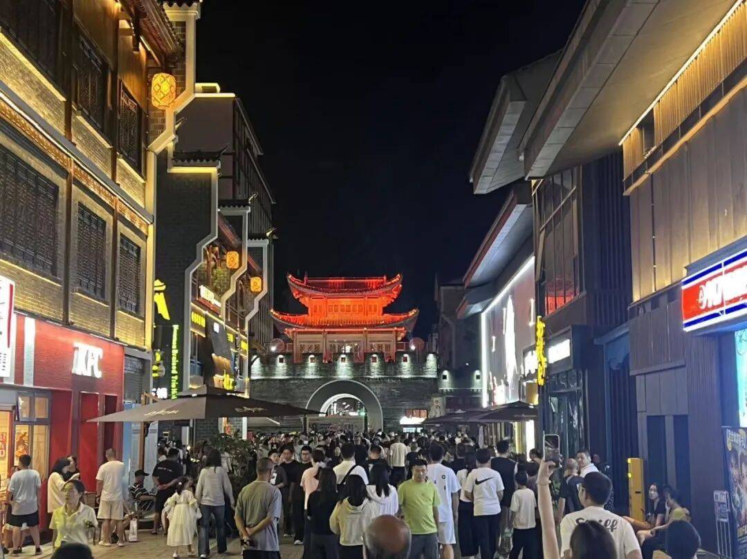 皇冠信用网_一座“人造空城”爆改后复业：客流已超100万人次皇冠信用网，商铺快招满！央视曾曝光其总耗资24亿元，“停车场是唯一盈利项目”