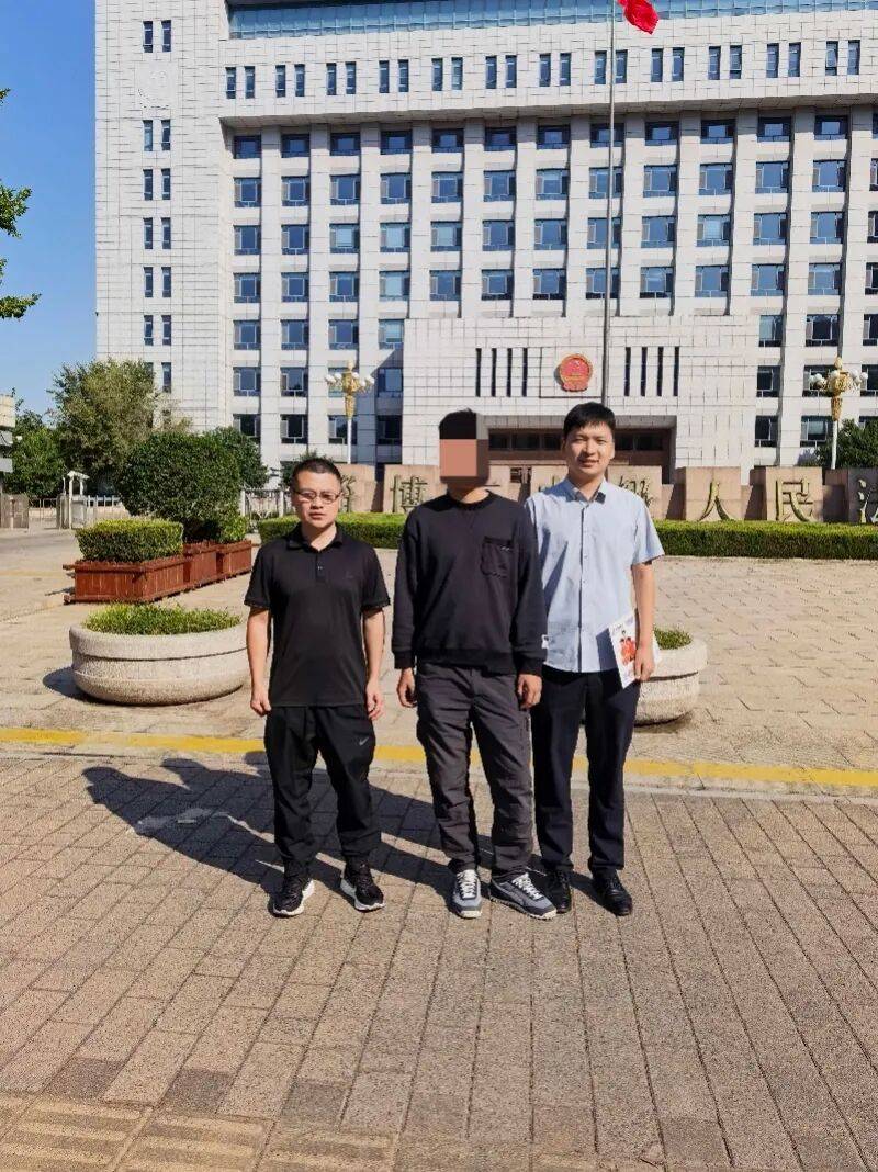 波胆_男子将妻子捉奸在床波胆，收情夫2.5万元“补偿费”，获刑6个月后改判无罪；申请四百余万国家赔偿，含父亲丧葬费，还要求法院院长赔礼道歉
