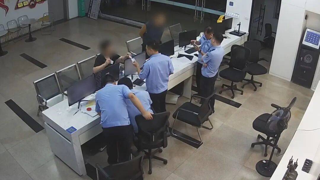 冠军_“我妻子接了通陌生电话冠军，还被识别了人脸，账户里有44万！”浙江男子拉着妻子冲进派出所，民警立刻联系银行冻结账户，转出的钱全额追回