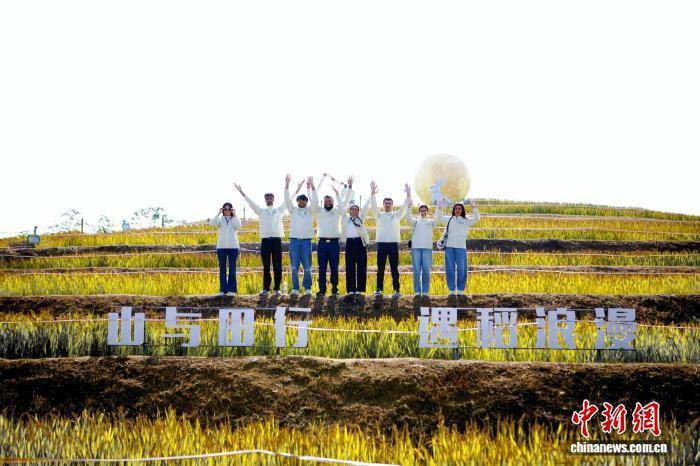 乌兹别克超级联赛
_辽宁大连:80名外籍留学生以沉浸式行走研学感知中国